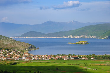 Albanien, Prespa-Nationalpark, Prespasee bei Korca, Dorf Liqenas und Insel Maligrad, im Hintergrund Griechenland und Mazedonien - SIEF07775