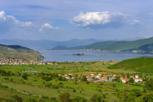 Albanien, Prespa-Nationalpark, Prespasee mit der Insel Maligrad und den Dörfern Lejthize und Liqenas, im Hintergrund Griechenland und Mazedonien - SIEF07776