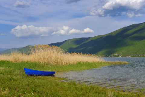 Albanien, Prespa-Nationalpark, Prespa-See, Fischerboot am Seeufer, lizenzfreies Stockfoto