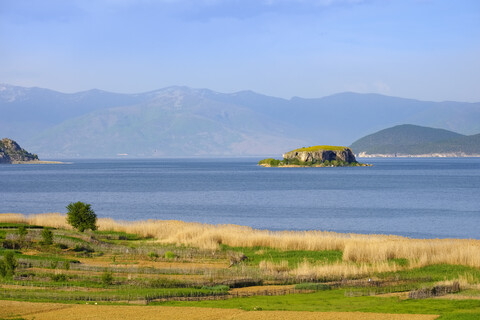 Albanien, Prespa-Nationalpark, Prespa-See mit der Insel Maligrad, Mazedonien im Hintergrund, lizenzfreies Stockfoto