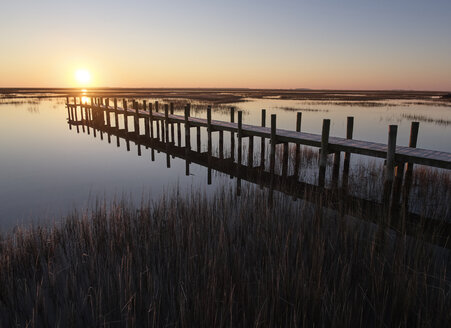 USA, Virginia, Luftaufnahme des Virginia Coast Reserve, Pier bei Sonnenuntergang - BCDF00346