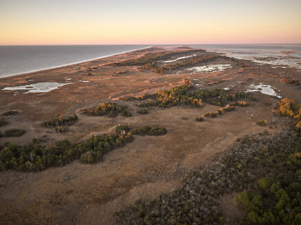 USA, Virginia, Luftaufnahme von Virginia Coast Reserve, Atlantik, Strand bei Sonnenuntergang - BCDF00350