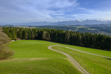 Deutschland, Bayern, Oberbayern, Chiemgau, Blick auf Chiemgauer Alpen mit Kampenwand - LBF01932