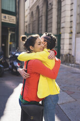 Frauen, die sich auf der Straße umarmen, Mailand, Italien - ISF05883