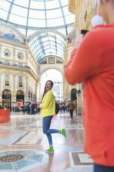 Frauen beim Fotografieren in der Galleria Vittorio Emanuele II, Mailand, Italien - ISF05884