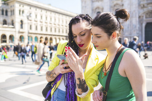 Frauen vor dem Duomo, Mailand, Italien - ISF05886