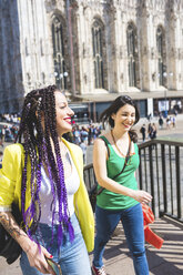 Frauen vor dem Duomo, Mailand, Italien - ISF05887