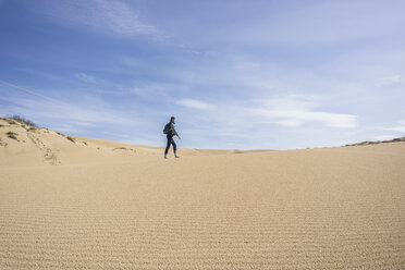 Mann geht auf Sand, Arbus, Sardinien, Italien, Europa - ISF05895