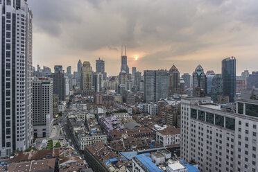Erhöhtes Stadtbild mit Wolkenkratzer-Skyline, Shanghai, China - ISF05902