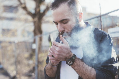 Bärtiger Mann raucht eine Zigarette - ISF05920