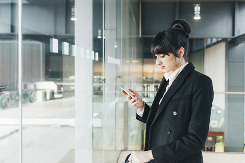 Geschäftsfrau mit Mobiltelefon, Mailand, Italien, lizenzfreies Stockfoto