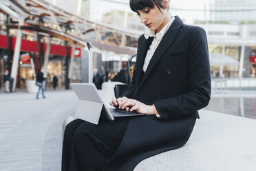 Geschäftsfrau mit digitalem Tablet, Mailand, Italien - ISF05965