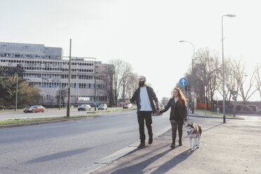 Ehepaar mit Hund spazieren - ISF05984