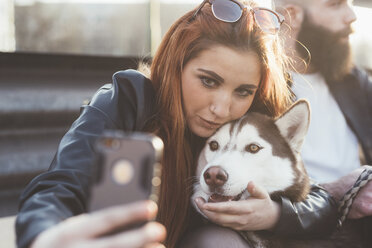 Junge Frau nimmt Selfie mit Hund - ISF05985