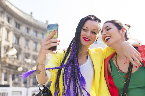 Frauen machen Selfie, Mailand, Italien - ISF05989