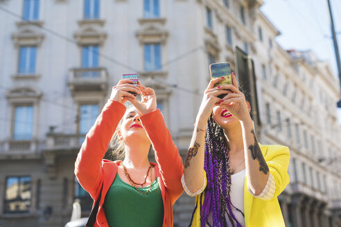 Frauen machen Selfie, Mailand, Italien - ISF05993