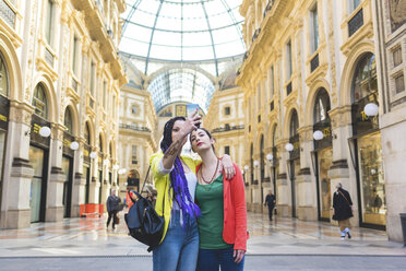 Frauen machen ein Selfie in der Galleria Vittorio Emanuele II, Mailand, Italien - ISF05995