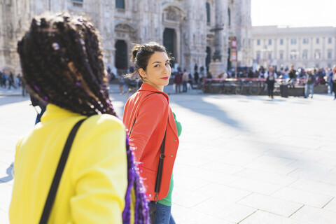 Frauen vor dem Duomo, Mailand, Italien, lizenzfreies Stockfoto