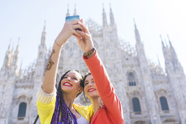 Frauen machen ein Selfie vor dem Duomo, Mailand, Italien - ISF05998