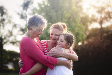 Porträt einer Familie in dritter Generation, die sich umarmt - ISF06073