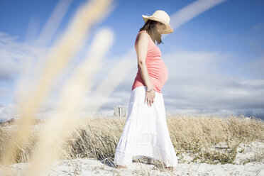 Schwangere Frau am Strand, Kapstadt, Südafrika - ISF06093