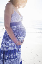 Schwangere Frau am Strand, Kapstadt, Südafrika - ISF06095