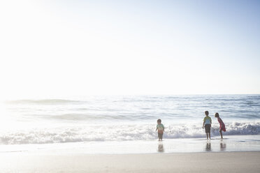 Brüder und Schwester am Strand, Kapstadt, Südafrika - ISF06097