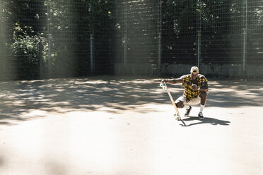 Cooler junger Mann im Skatepark, der sein Smartphone benutzt - UUF13825