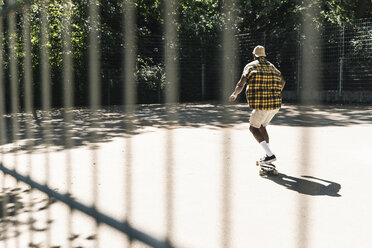 Cooler junger Mann im Skateboarding-Skatepark - UUF13828