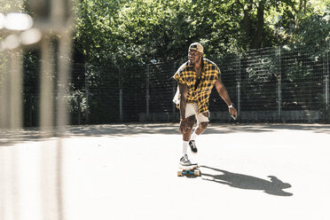 Cooler junger Mann im Skateboarding-Skatepark - UUF13831