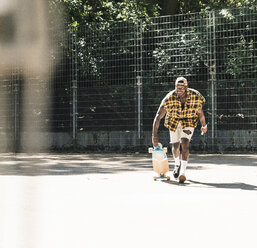 Cooler junger Mann im Skateboarding-Skatepark - UUF13833