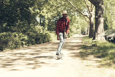 Cooler junger Mann auf dem Skateboard im Park - UUF13842
