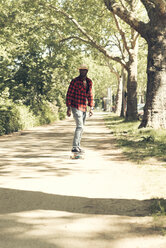 Cooler junger Mann auf dem Skateboard im Park - UUF13843