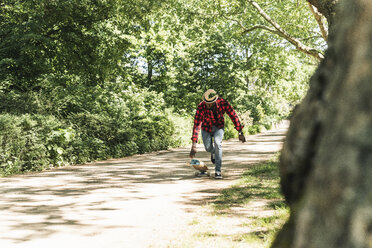 Cooler junger Mann auf dem Skateboard im Park - UUF13844