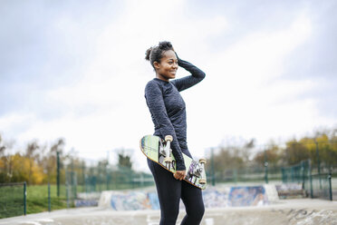 Porträt einer jungen Skateboarderin in einem Skateboard-Park - CUF13255