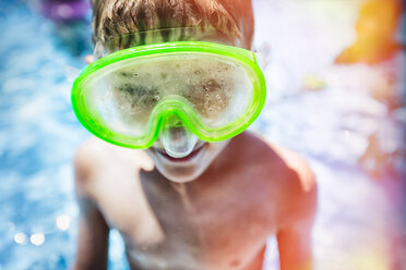 Porträt eines Jungen im Schwimmbad mit beschlagener Schwimmbrille - ISF06121