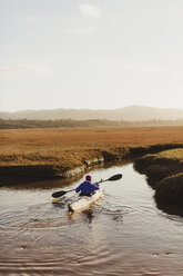 Rückansicht einer Kajak fahrenden Frau auf einem Fluss, Morro Bay, Kalifornien, USA - ISF06187