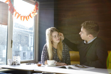 Romantisches junges Paar bei einem Date im Café - CUF13356