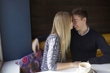 Romantisches junges Paar von Angesicht zu Angesicht im Cafe - CUF13357