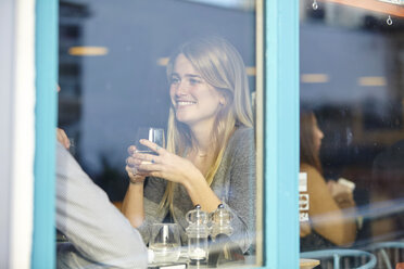 Romantisches junges Paar im Café beim Mittagessen - CUF13360