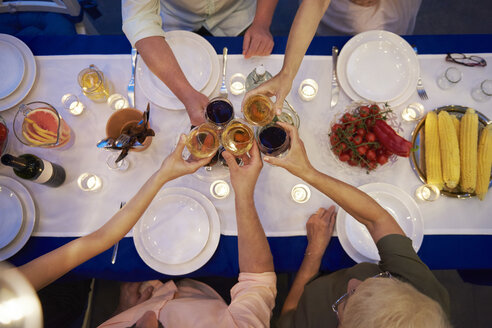 Gruppe von Menschen, die an einem Tisch sitzen, Weingläser in der Hand halten und einen Toast aussprechen, Draufsicht - ISF06208