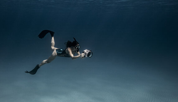 Unterwasseransicht einer Freitaucherin mit Unterwasserkamera, Bimini, Bahamas - ISF06228