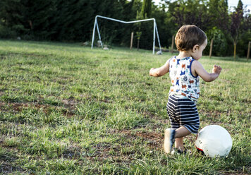 Kleinkind spielt Fußball im Park - ISF06234