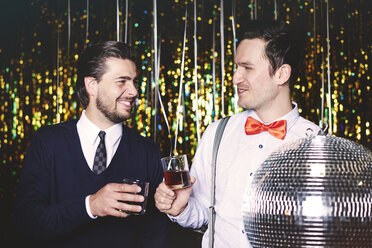 Zwei Männer auf einer Party, mit Getränken in der Hand - ISF06253