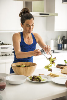 Frau bereitet Salat zum Mittagessen vor - ISF06294