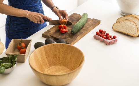 Frau bereitet Salat zum Mittagessen vor, lizenzfreies Stockfoto