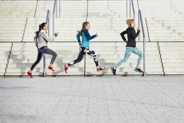Drei Läuferinnen rennen an der Stadttreppe vorbei - CUF13432