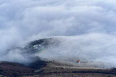 Blick auf den sich auflösenden Bergnebel vom Dorf Luchistoye, Berg Süd-Demergi, Krim, Ukraine - CUF13461