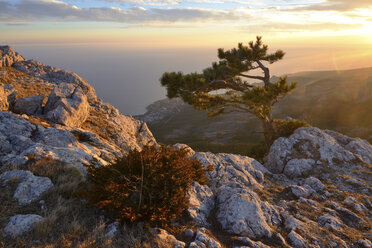 Blick auf den Sonnenuntergang im Gebirge vom Berg Ai-Petri, Krim, Ukraine - CUF13462