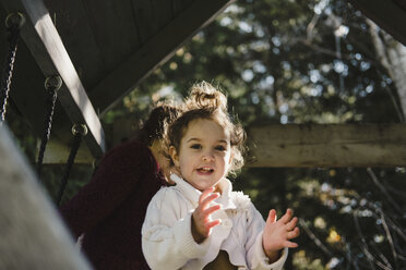 Girls in tree house - ISF06332